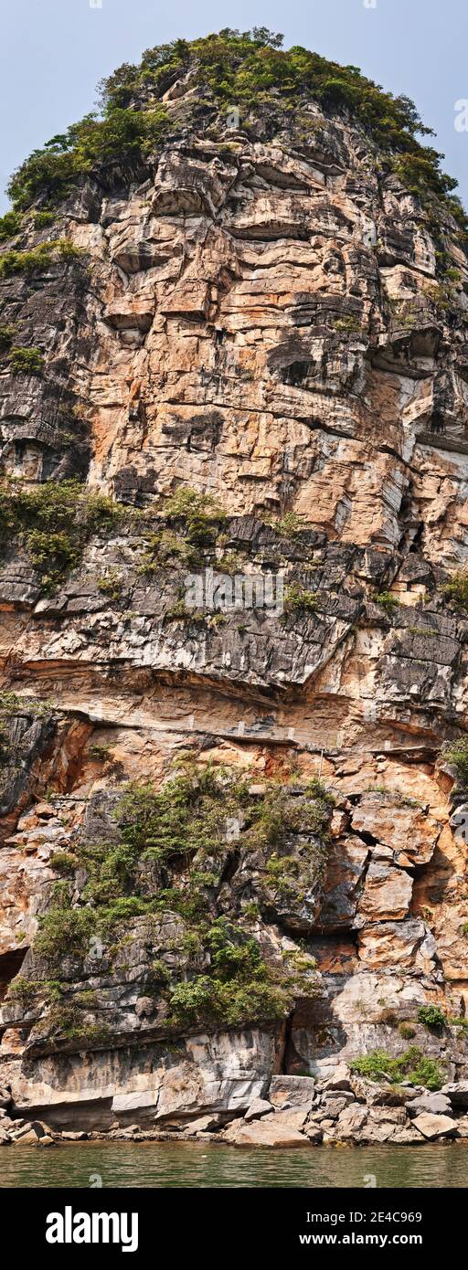 Karst rock formations along the River Li, Guilin, Guangxi Zhuang Autonomous Region, China Stock Photo