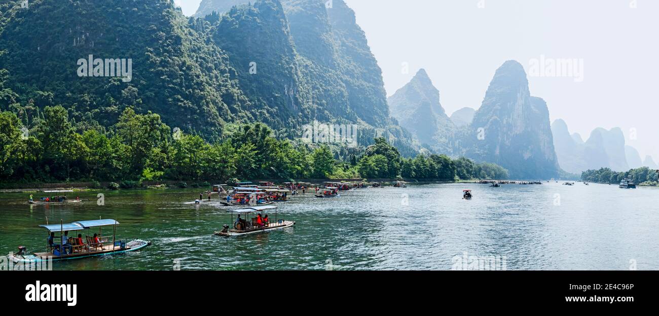 Karst landscape along the River Li, Guilin, Guangxi Zhuang Autonomous Region, China Stock Photo