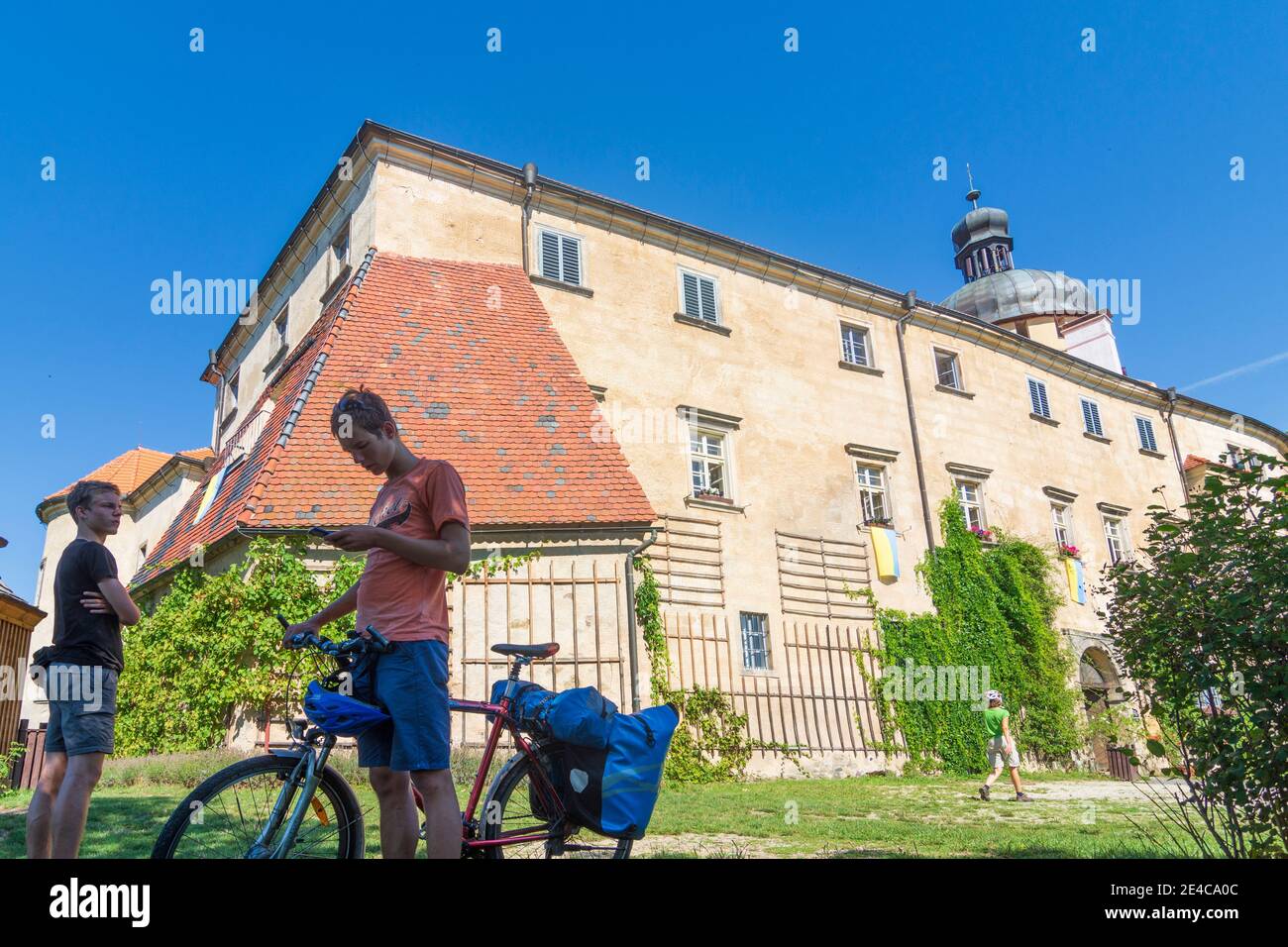 Hradek nad Nisou (Grottau), Grabstejn (Grafenstein) Castle, cyclist, young man checks route on the smartphone in Liberecky, Liberec Region, Reichenberger Region, Czech Stock Photo