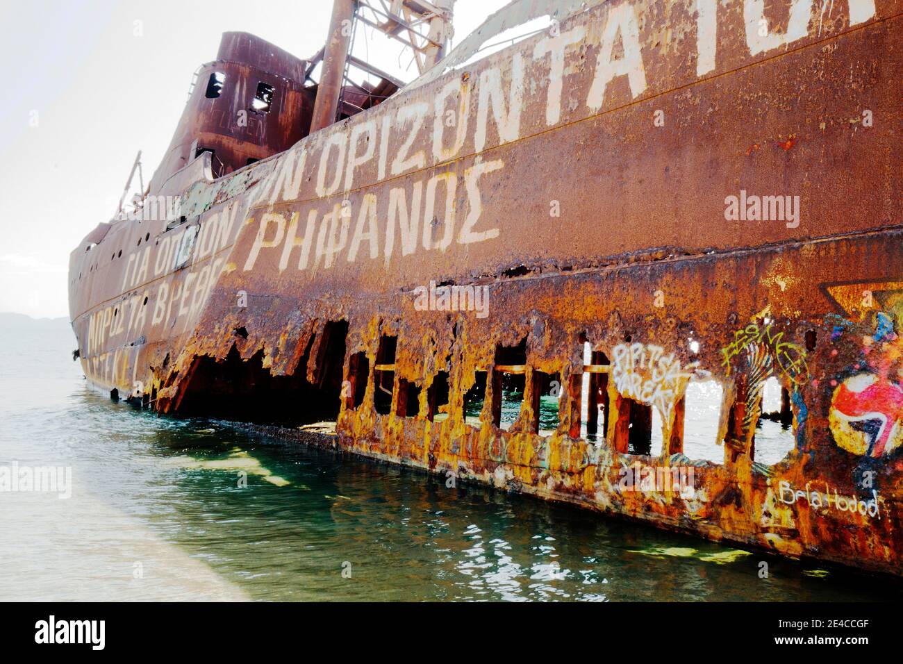 Die Dimitrios war ein Küstenmotorschiff, das am 23. Dezember 1981 auf dem Strand in Valtaki (Gemeinde Evrotas), strandete. Halbinsel Mani, Peloponnes, Griechenland Stock Photo