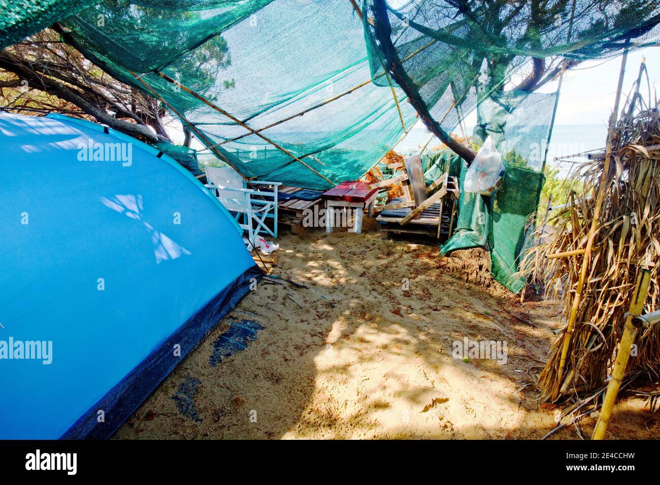 Verlassenes 'Wildcamper-Lager' weinige Meter hinter dem Strand in der Region von Loutra-Kyllini, Elis, Peloponnes, Griechenland Stock Photo