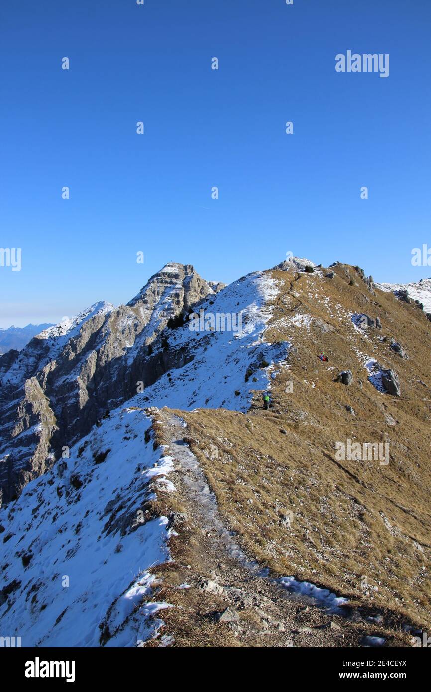 Wanderung zum Signalkopf (1895m) bei Krün, Wallgau, Winterwanderung, Spätherbst, Himmel blau Stock Photo