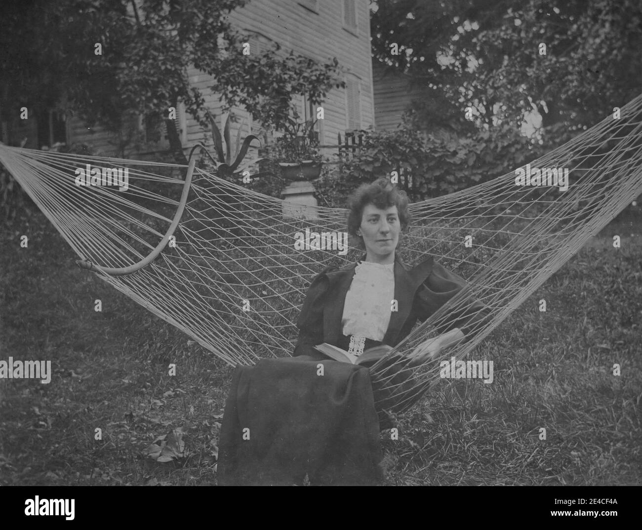 19th century woman in garden hi-res stock photography and images - Alamy