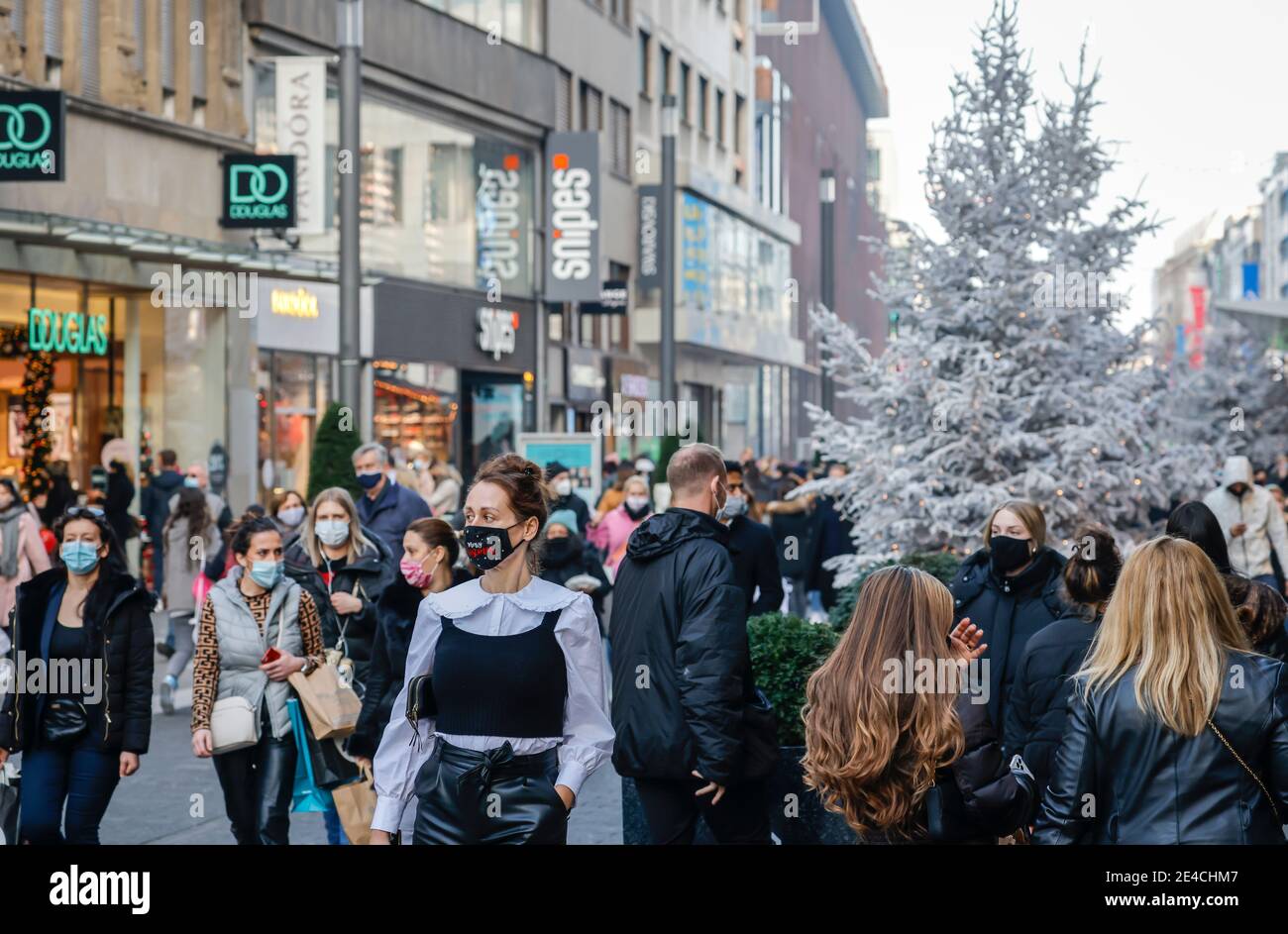 Duesseldorf, North Rhine-Westphalia, Germany - Duesseldorf city center in times of the corona crisis during the second part of lockdown, passers-by with protective masks while shopping on Black Friday weekend in the pedestrian zone decorated for Christmas. Stock Photo