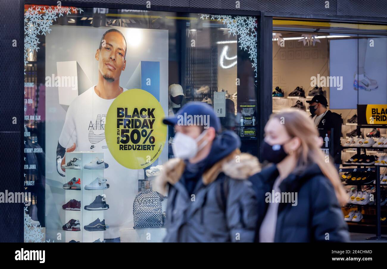 Duesseldorf, North Rhine-Westphalia, Germany - Black Friday, Duesseldorf city center in times of the corona crisis during the second part of lockdown, passers-by with protective masks when shopping on Black Friday weekend in the pedestrian zone decorated for Christmas. Stock Photo