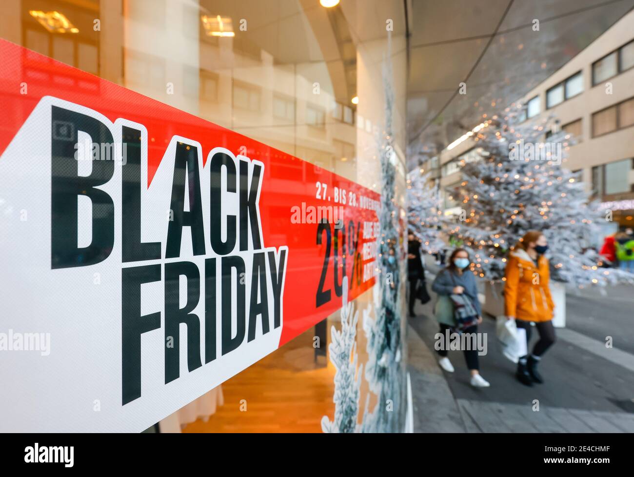Duesseldorf, North Rhine-Westphalia, Germany - Black Friday, Duesseldorf city center in times of the corona crisis during the second part of lockdown, passers-by with protective masks when shopping on Black Friday weekend in the pedestrian zone decorated for Christmas. Stock Photo