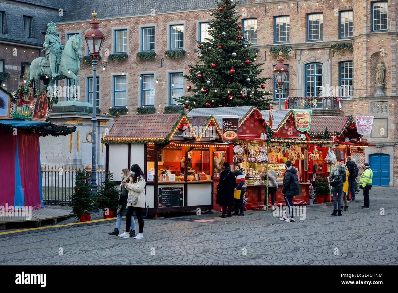 Duesseldorf, North Rhine-Westphalia, Germany - Empty Duesseldorf old town in times of the corona crisis during the second part of the lockdown, few Christmas market stalls on the market square in front of the town hall. Stock Photo