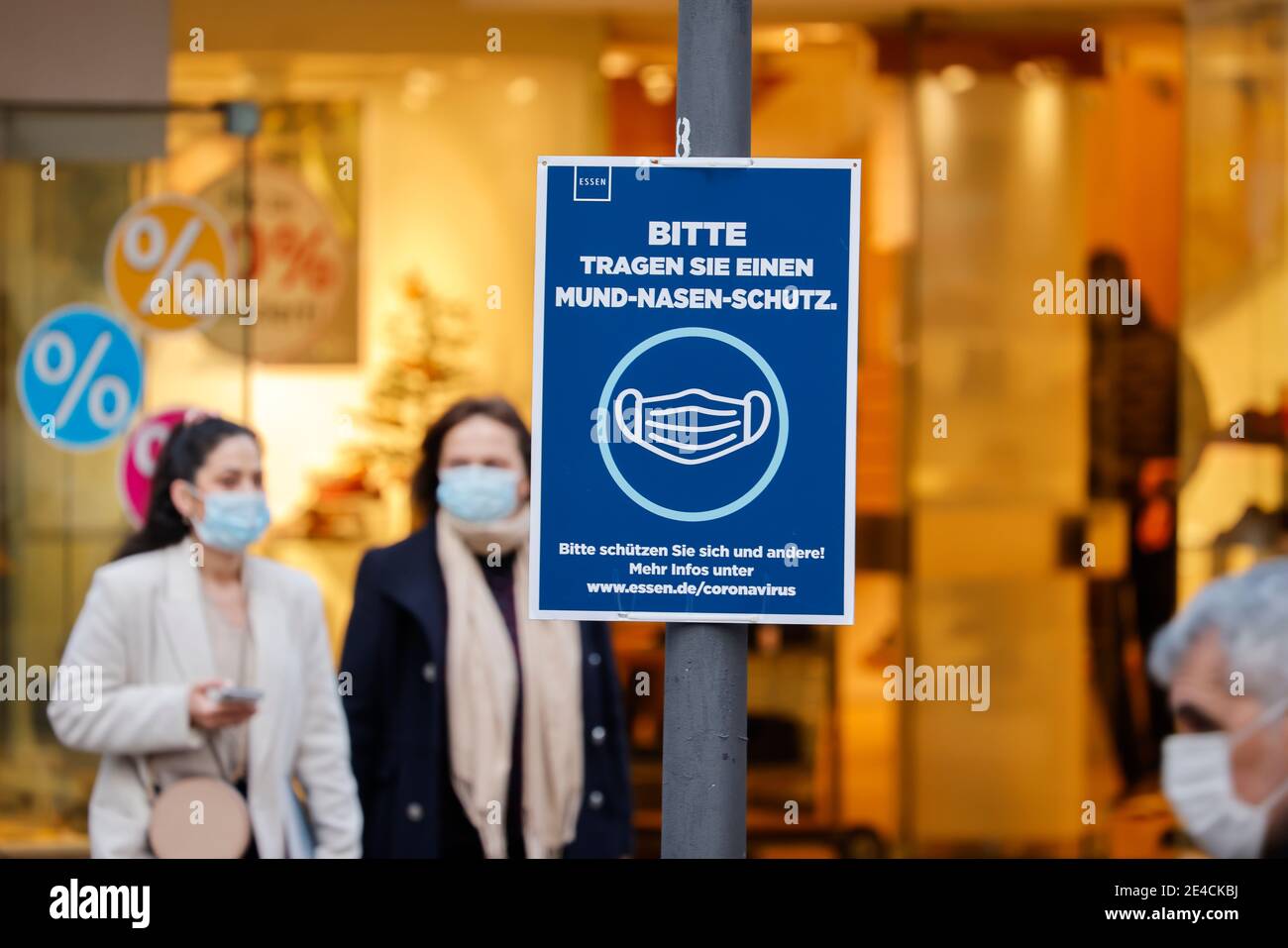 Essen, Ruhr area, North Rhine-Westphalia, Germany - passers-by with protective masks in downtown Essen in times of the corona crisis during the second part of the lockdown, sign PLEASE WEAR MOUTH AND NOSE PROTECTION, in Essen's pedestrian zone there is no mask requirement, only a recommendation Wearing mask. Stock Photo