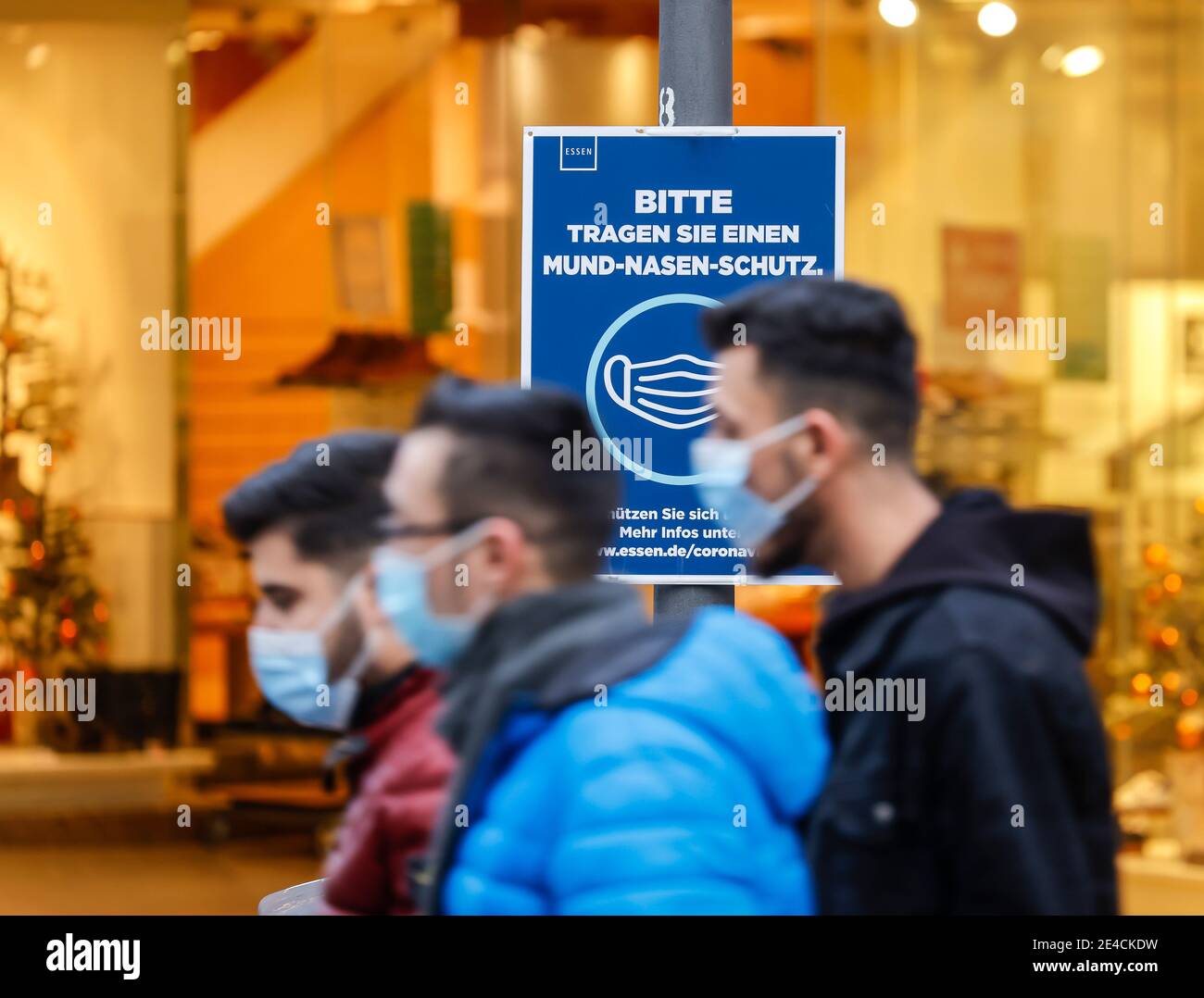 Essen, Ruhr area, North Rhine-Westphalia, Germany - passers-by with protective masks in downtown Essen in times of the corona crisis during the second part of the lockdown, sign PLEASE WEAR MOUTH AND NOSE PROTECTION, in Essen's pedestrian zone there is no mask requirement, only a recommendation Wearing mask. Stock Photo