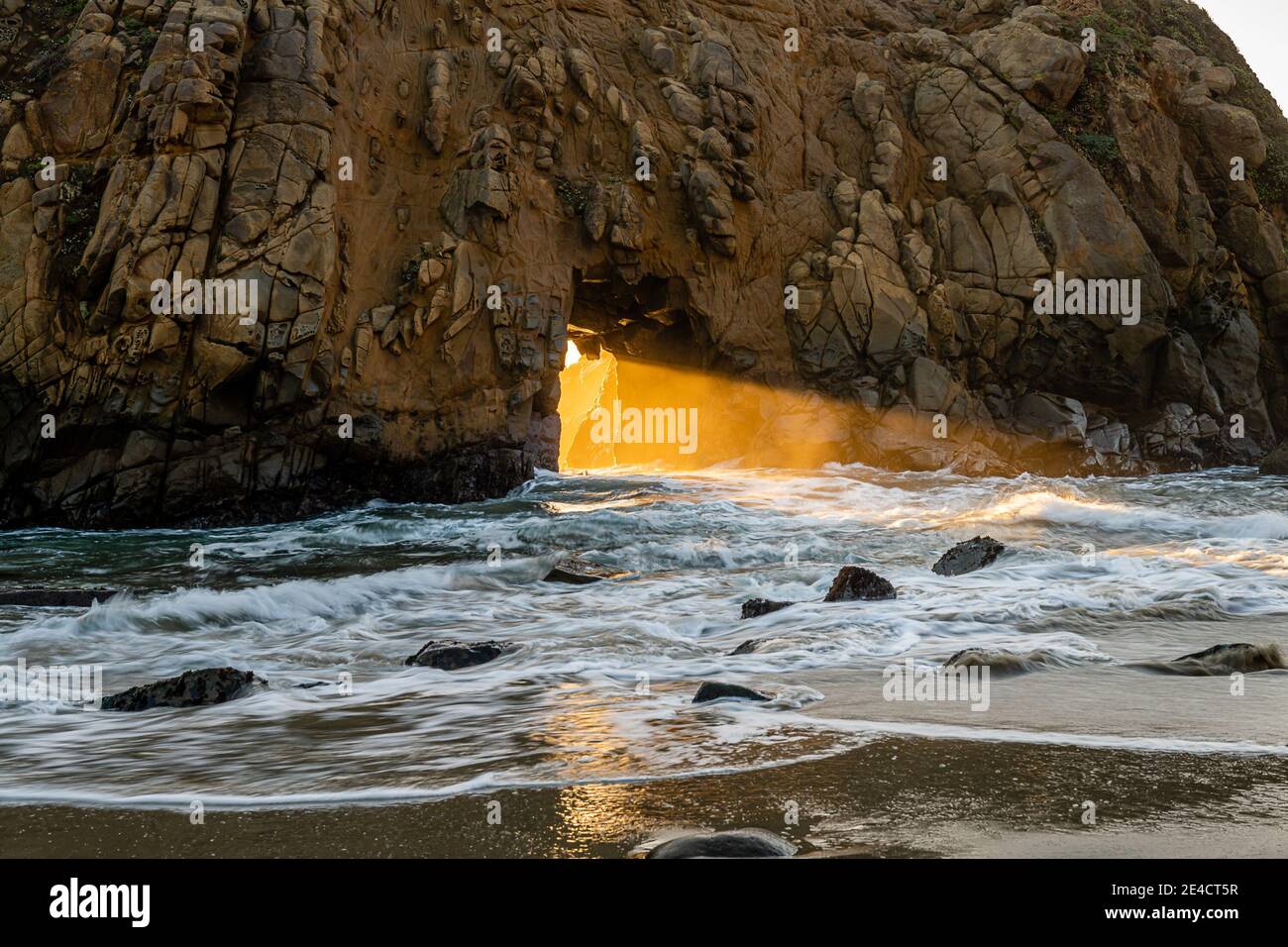 Winter Light Beams through Keyhole Arch Stock Photo - Alamy