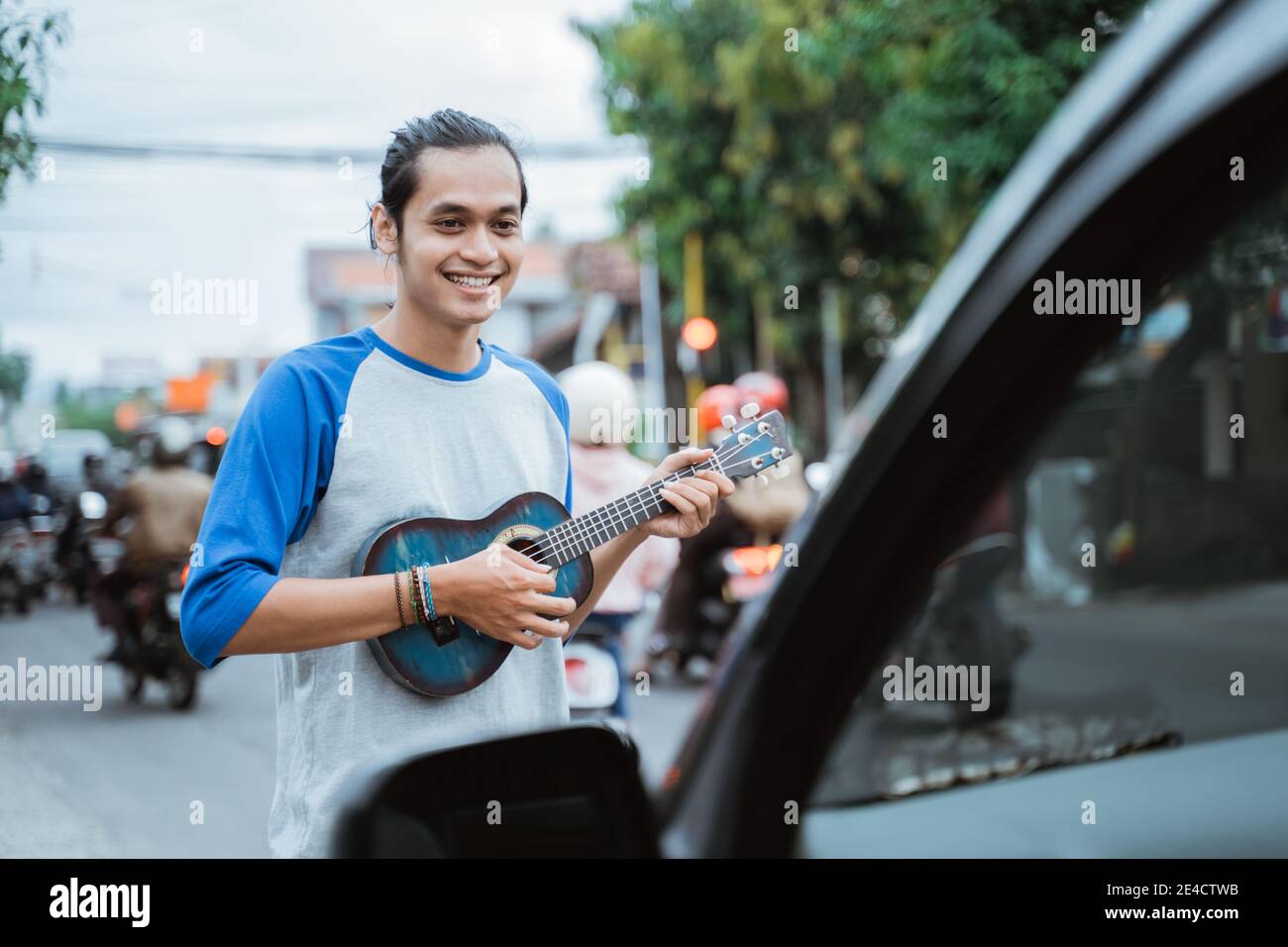 busker use musical instruments and sing in front of the car when the