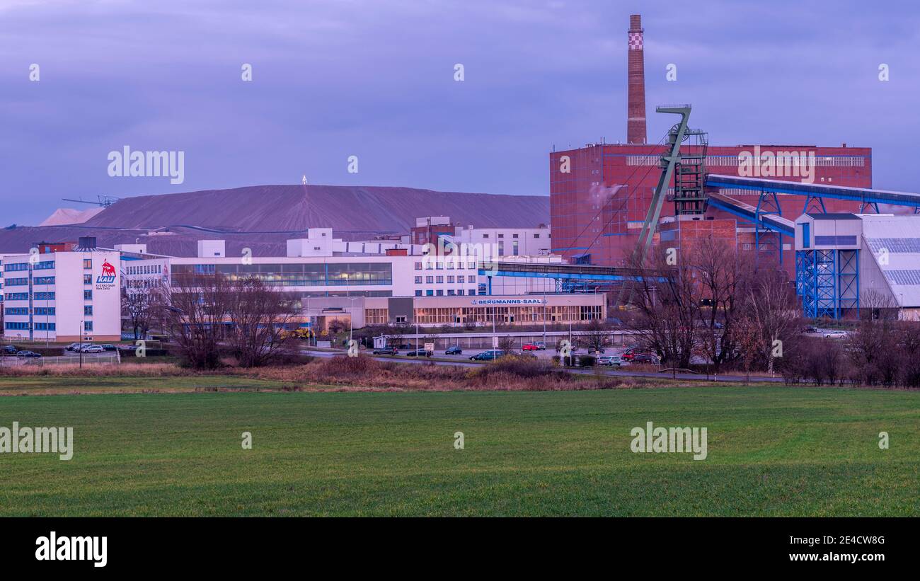 Germany, Saxony-Anhalt, Zielitz, K + S potash plant with administration building and waste dump. Stock Photo