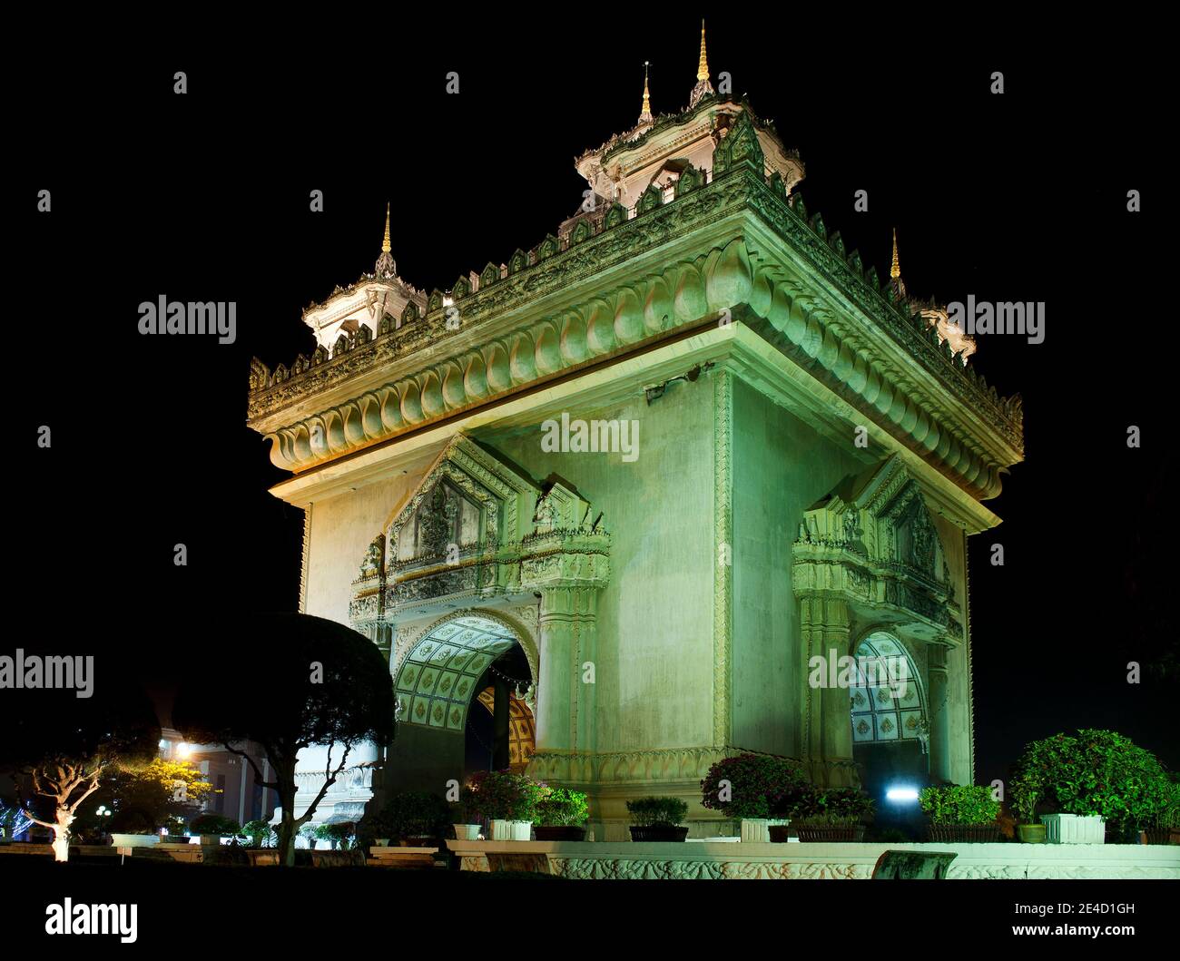 patuxai-arch-independence-monument-landmark-in-vientiane-city-laos-at