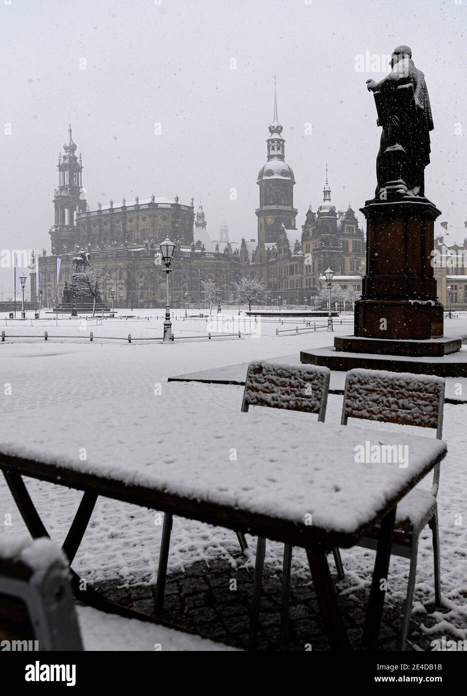 Dresden, Germany. 23rd Jan, 2021. It snows in the morning on the Theaterplatz with the Hofkirche (l-r), the equestrian statue of King Johann, the Hausmannsturm, the Residenzschloss, the Schinkelwache, the Carl Maria von Weber monument and the Zwinger. Credit: Robert Michael/dpa-Zentralbild/dpa/Alamy Live News Stock Photo