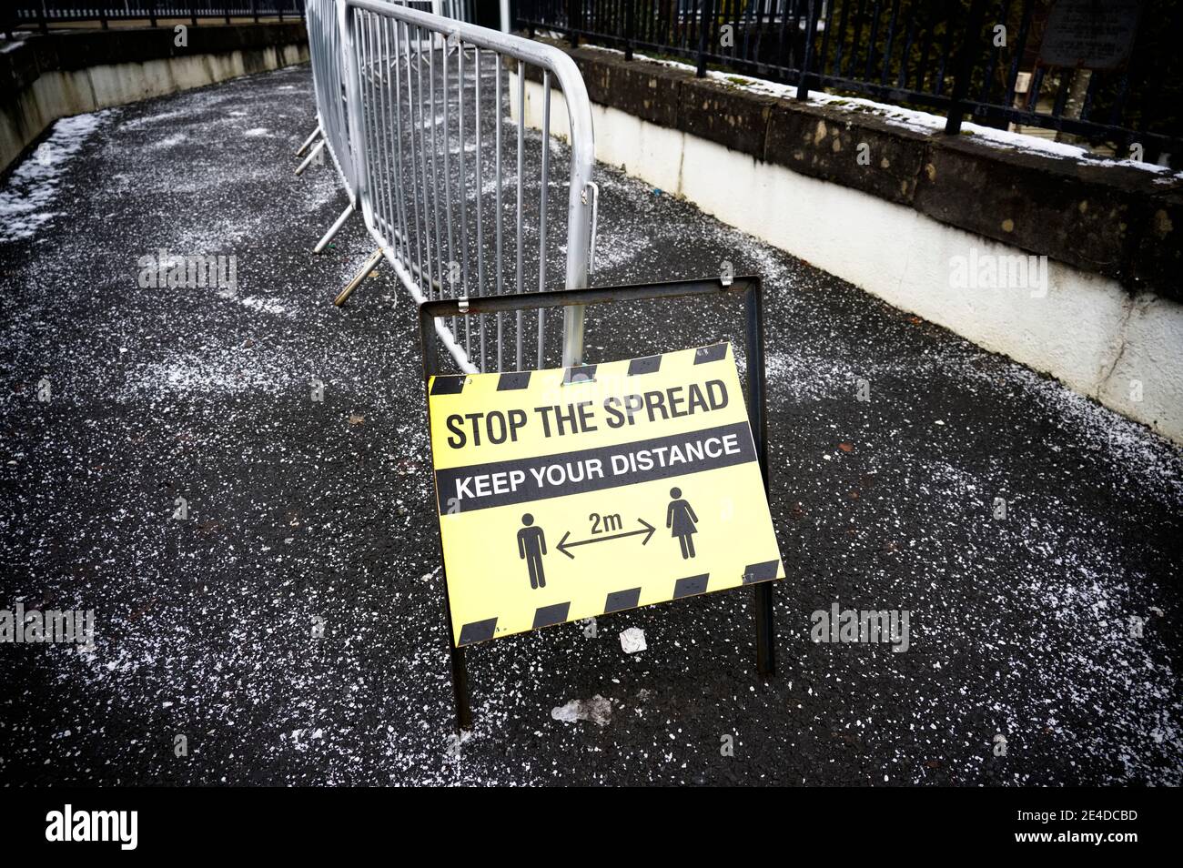 Stop the spread keep your distance sign during the pandemic Stock Photo ...