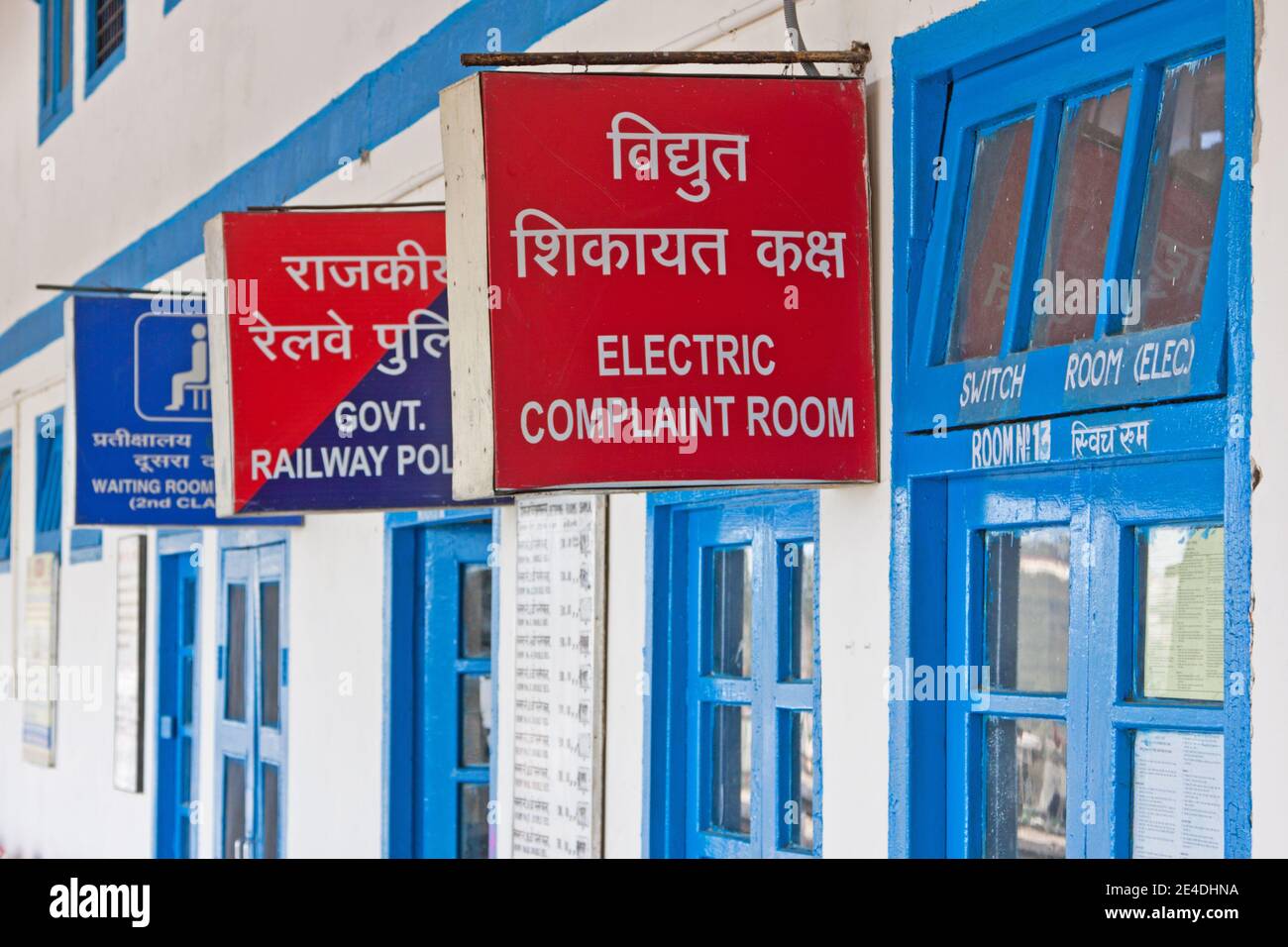 Signage in the Hindi and English language at an Indian railway station Stock Photo