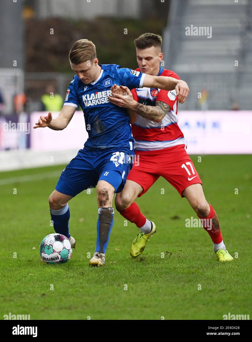 Karlsruhe, Germany. 23rd Jan, 2021. Football: 2. Bundesliga, Karlsruher SC - 1. FC Heidenheim, Matchday 17 at Wildparkstadion. Karlsruhe's Marco Thiede (l) and Heidenheim's Florian Pick fight for the ball. Credit: Uli Deck/dpa - IMPORTANT NOTE: In accordance with the regulations of the DFL Deutsche Fußball Liga and/or the DFB Deutscher Fußball-Bund, it is prohibited to use or have used photographs taken in the stadium and/or of the match in the form of sequence pictures and/or video-like photo series./dpa/Alamy Live News Stock Photo