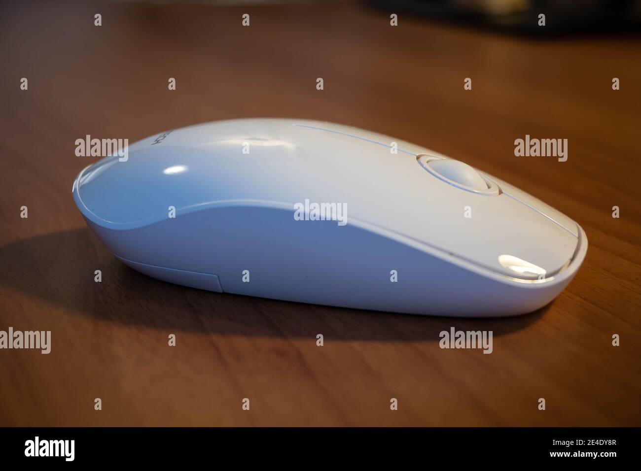 Modern computer mouse that uses wireless technology Stock Photo Alamy