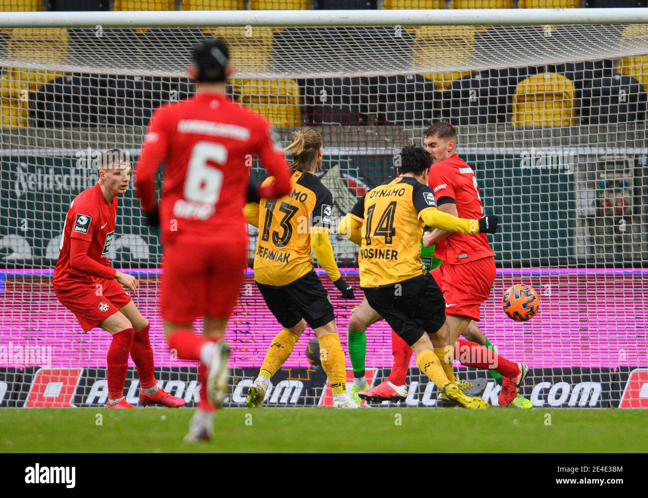 Dresden, Germany. 23rd Jan, 2021. Football: 3. league, SG Dresden - 1. FC Kaiserslautern, 20. matchday, at Rudolf-Harbig-Stadion. Dynamo's Philipp Hosiner (2nd from right) scores the goal to make it 2:1.