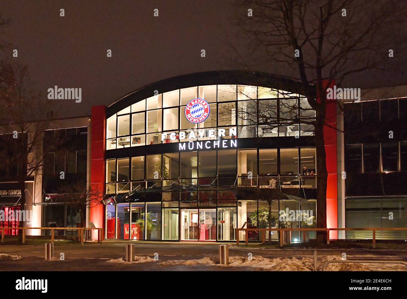 Munich. 22nd Jan, 2021. Bayern club coat of arms, club emblem at the  service center/office. FC Bayern Munich-Vereinsgelaende on Saebener Strasse,  aftertaufnahme, on January 22nd, 2021 in Munich. | usage worldwide Credit: