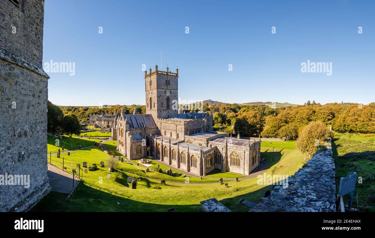 Panoramic view of St David's Cathedral (Eglwys Gadeiriol Tyddewi) from close wall, St Davids, a small cathedral city, Pembrokeshire, southwest Wales Stock Photo