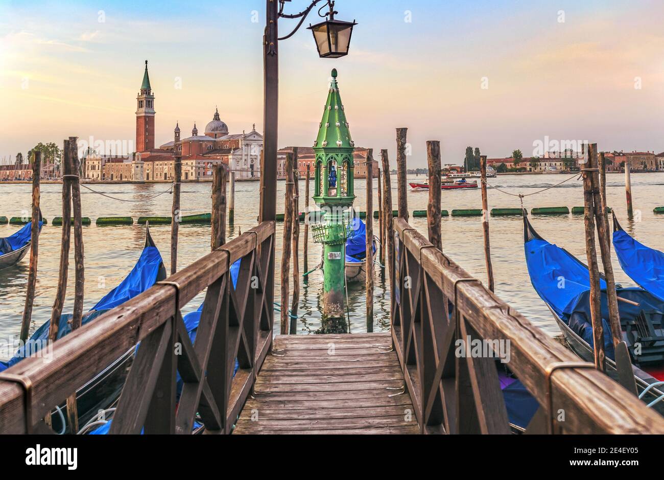 Gondolas in venice san hi-res stock photography and images - Alamy