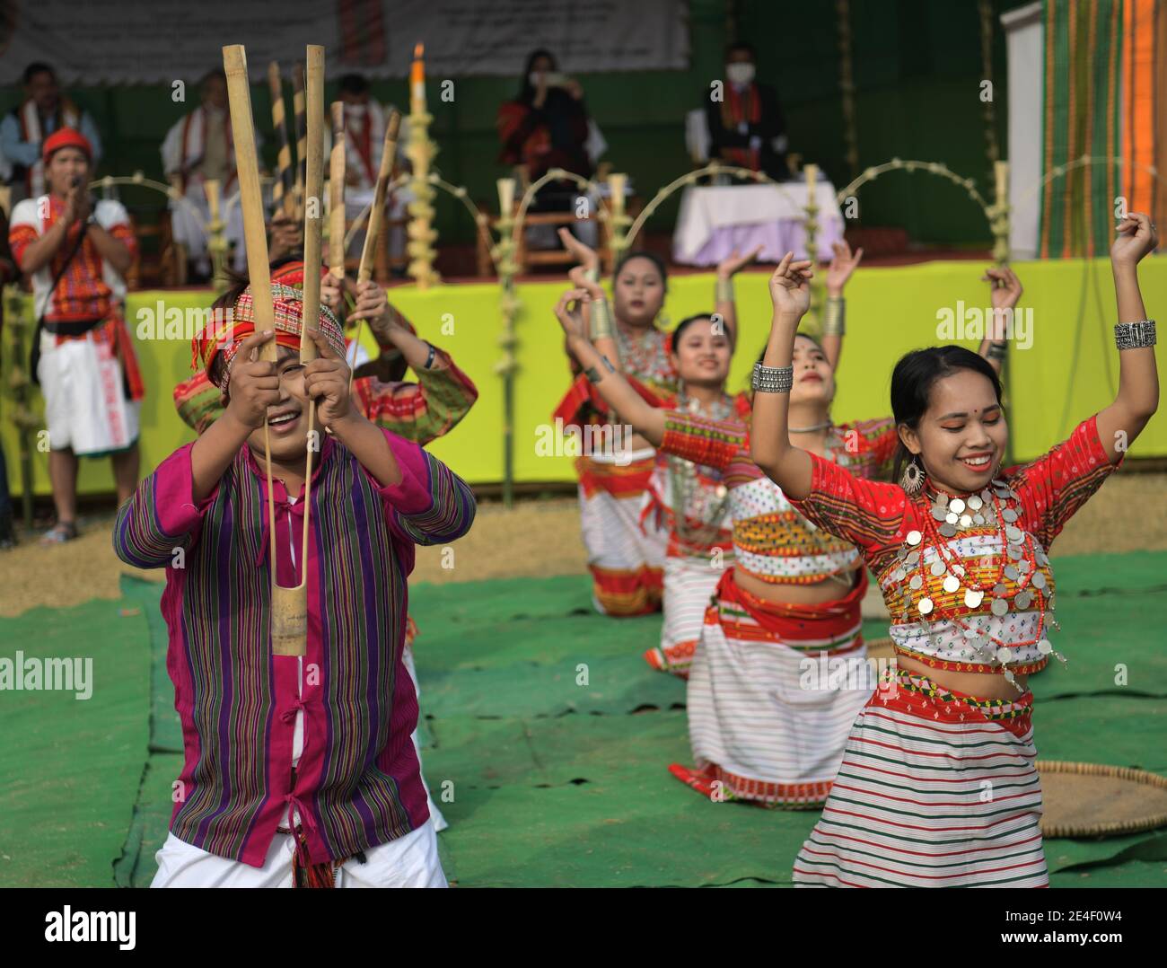 Yalangoch qizlar sayrda surat