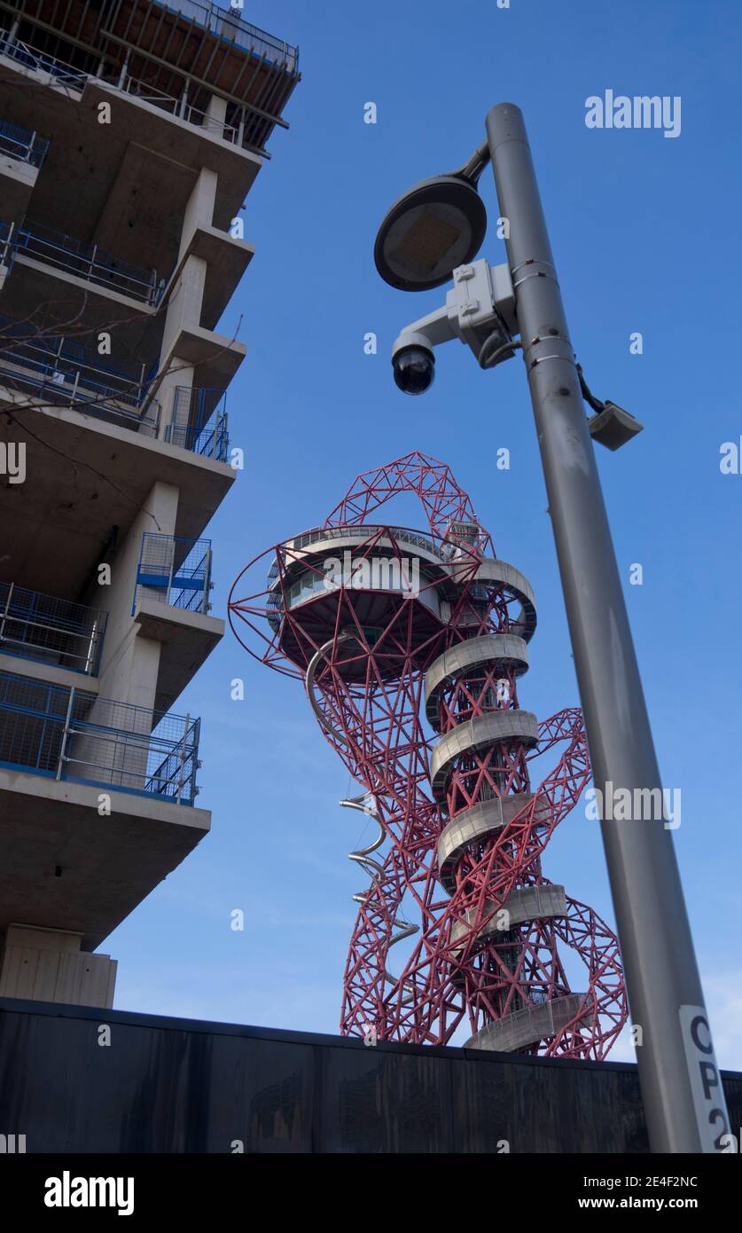 Arcelor Mittal Orbit installation and construction of new residential and  office buildings at the East Bank Cultural and Education quarter at  Stratfor Stock Photo - Alamy