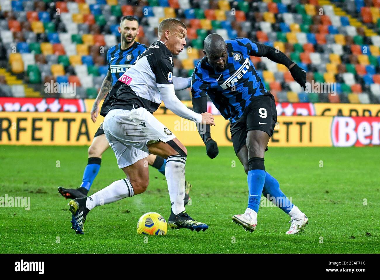 Udine, Italy. 23rd Jan, 2021. Udine, Italy, Friuli - Dacia Arena stadium, January 23, 2021, Romelu Lukaku of Internazionale tries to score a goal hindered by Sebastien De Maio of Udinese during Udinese Calcio vs FC Internazionale - Italian football Serie A match Credit: Ettore Griffoni/LPS/ZUMA Wire/Alamy Live News Stock Photo