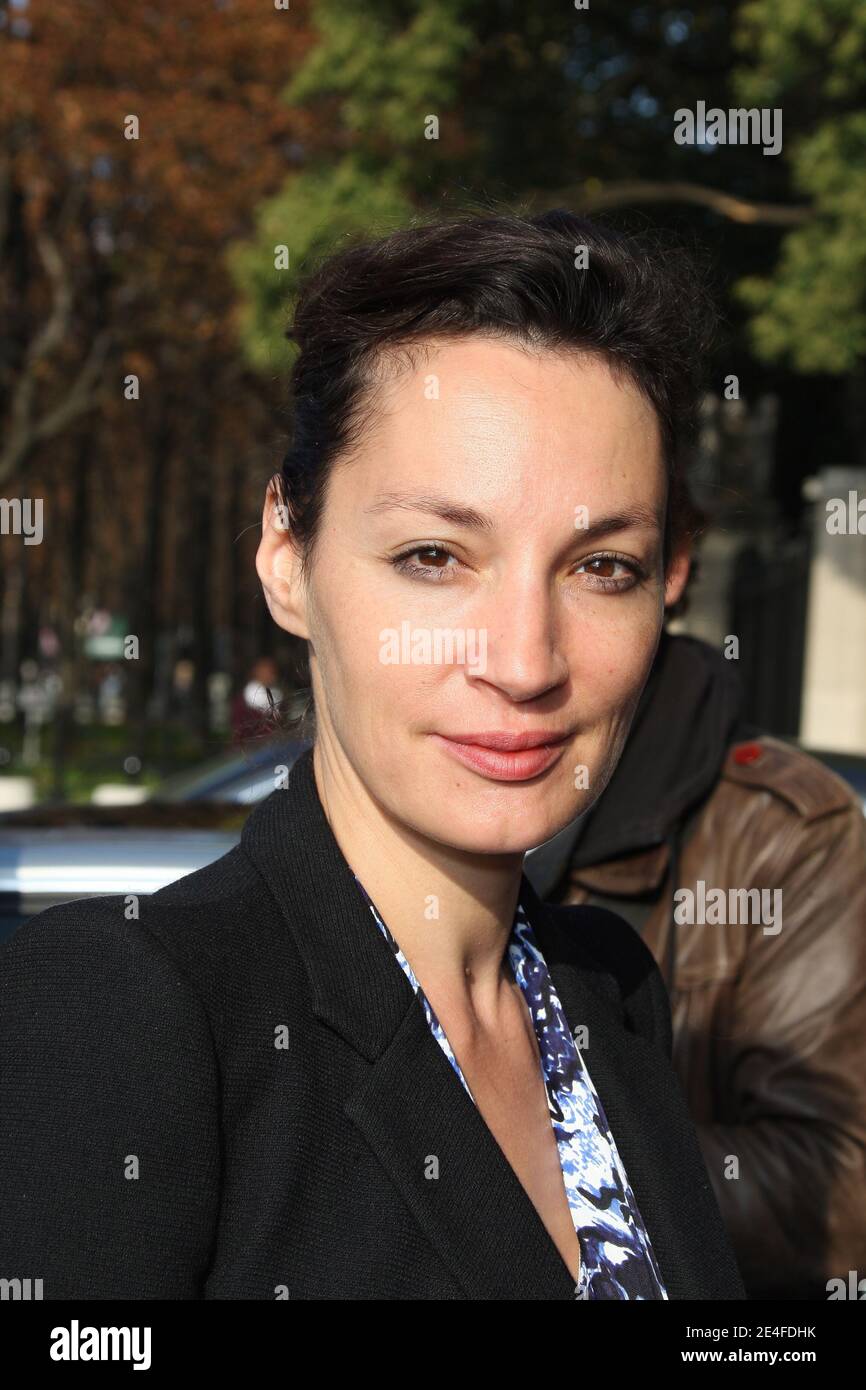 Jeanne Balibar attending the Balenciaga Spring-Summer 2010 ready-to-wear  collection show held at theCrillon hotel in Paris, France on October 1st,  2009. Photo by Denis Guignebourg/ABACAPRESS.COM Stock Photo - Alamy