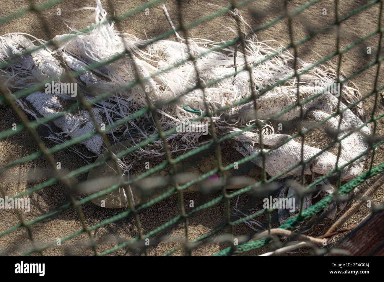 Plastica inquinante riversata sul litorale dopo ogni mareggiata Stock Photo