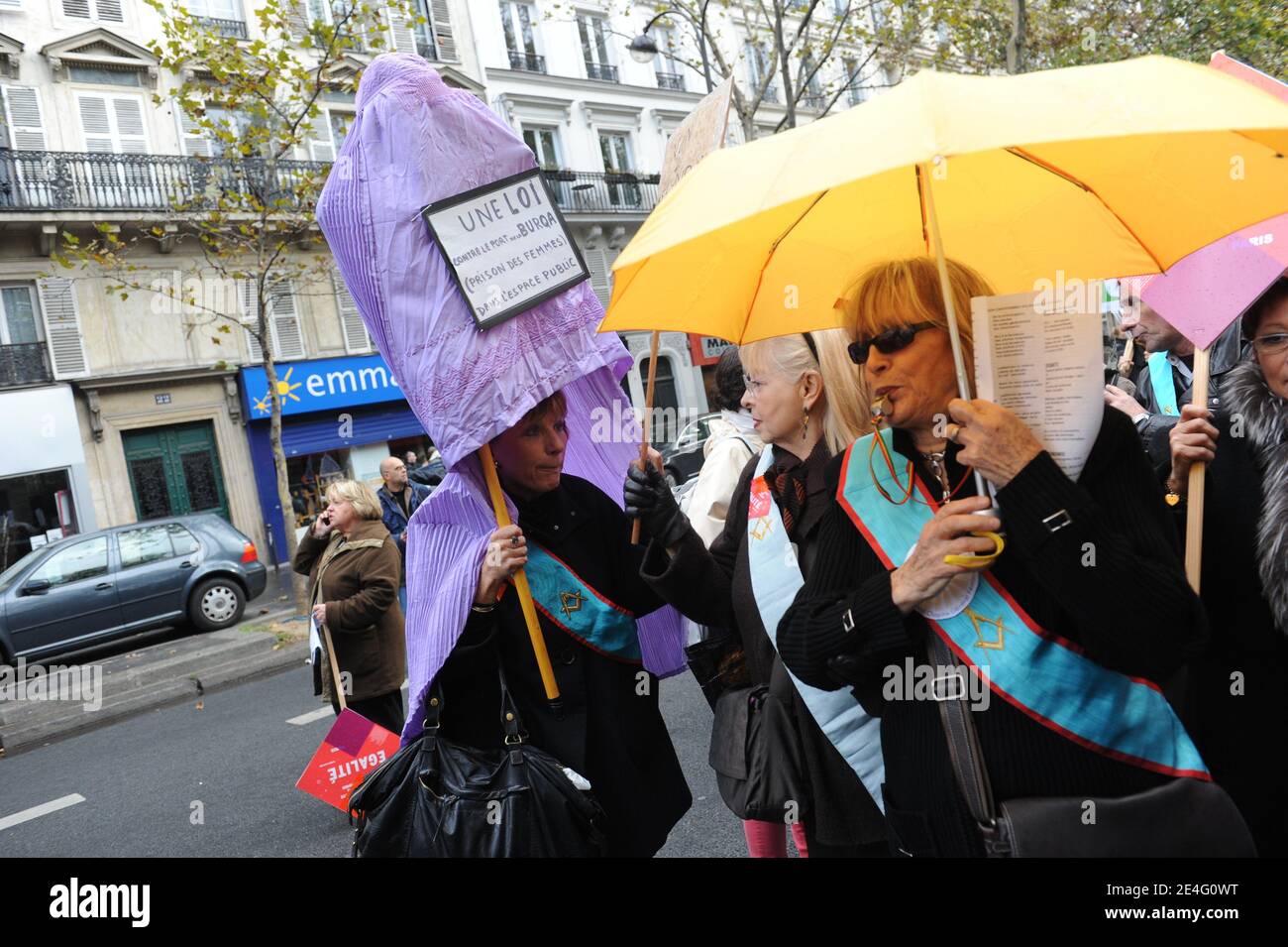 Manifestation nationale contre toutes les discriminations, pour lÍegalite et les droits des femmes a Paris, Martine AUBRY, Premiere Secretaire Gaelle LENFANT (Secretaire nationale adjointe aux droits des femmes, Marie Georges Buffet PCF, Anne Hidalgo, Jean-Luc Melenchon, Olivier Besancenot, Bernard Thibault, ils ont defiles de la Place de la Bastille a Republique. France, le 17 Octobre2009. Photo by Mousse/ABACAPRESS.COM Stock Photo