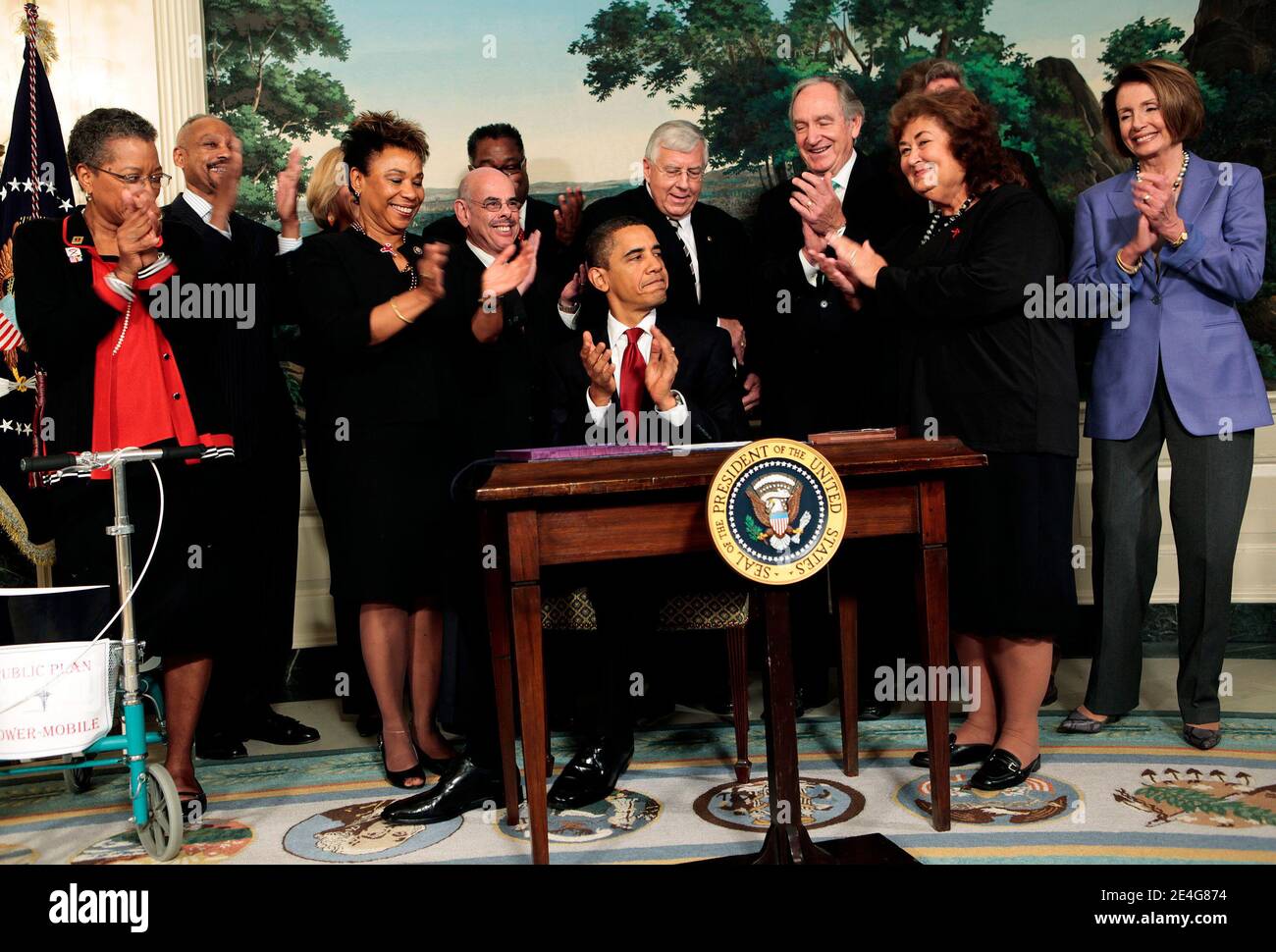 President Barack Obama signs the Ryan White HIV/AIDS treatment extension act of 2009 in the Diplomatic Room of the White House in Washington, DC, USA on October 30, 2009. Obama is surrounded by members of Congress, and Ryan White's mother Jeanne (2R). Photo by Aude Guerrucci/ABACAPRESS.COM Stock Photo