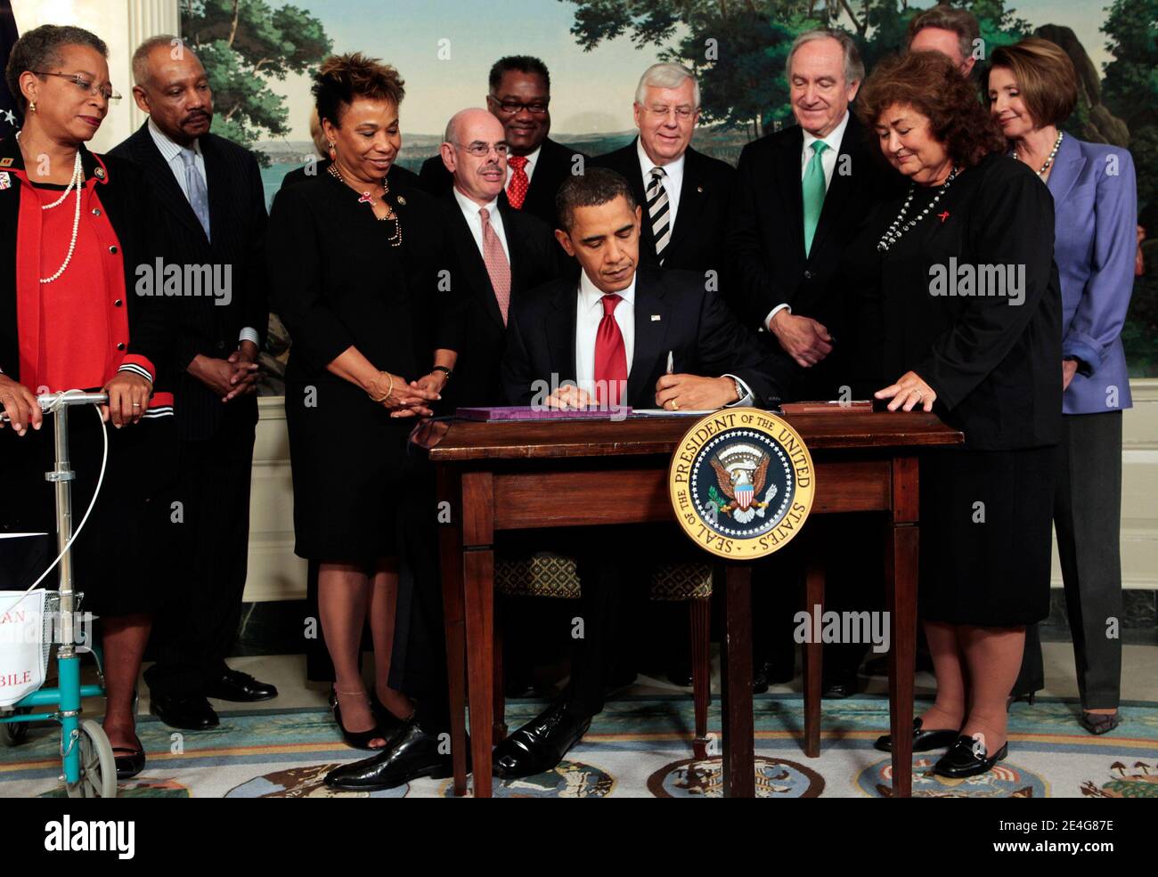 President Barack Obama signs the Ryan White HIV/AIDS treatment extension act of 2009 in the Diplomatic Room of the White House in Washington, DC, USA on October 30, 2009. Obama is surrounded by members of Congress, and Ryan White's mother Jeanne (2R). Photo by Aude Guerrucci/ABACAPRESS.COM Stock Photo