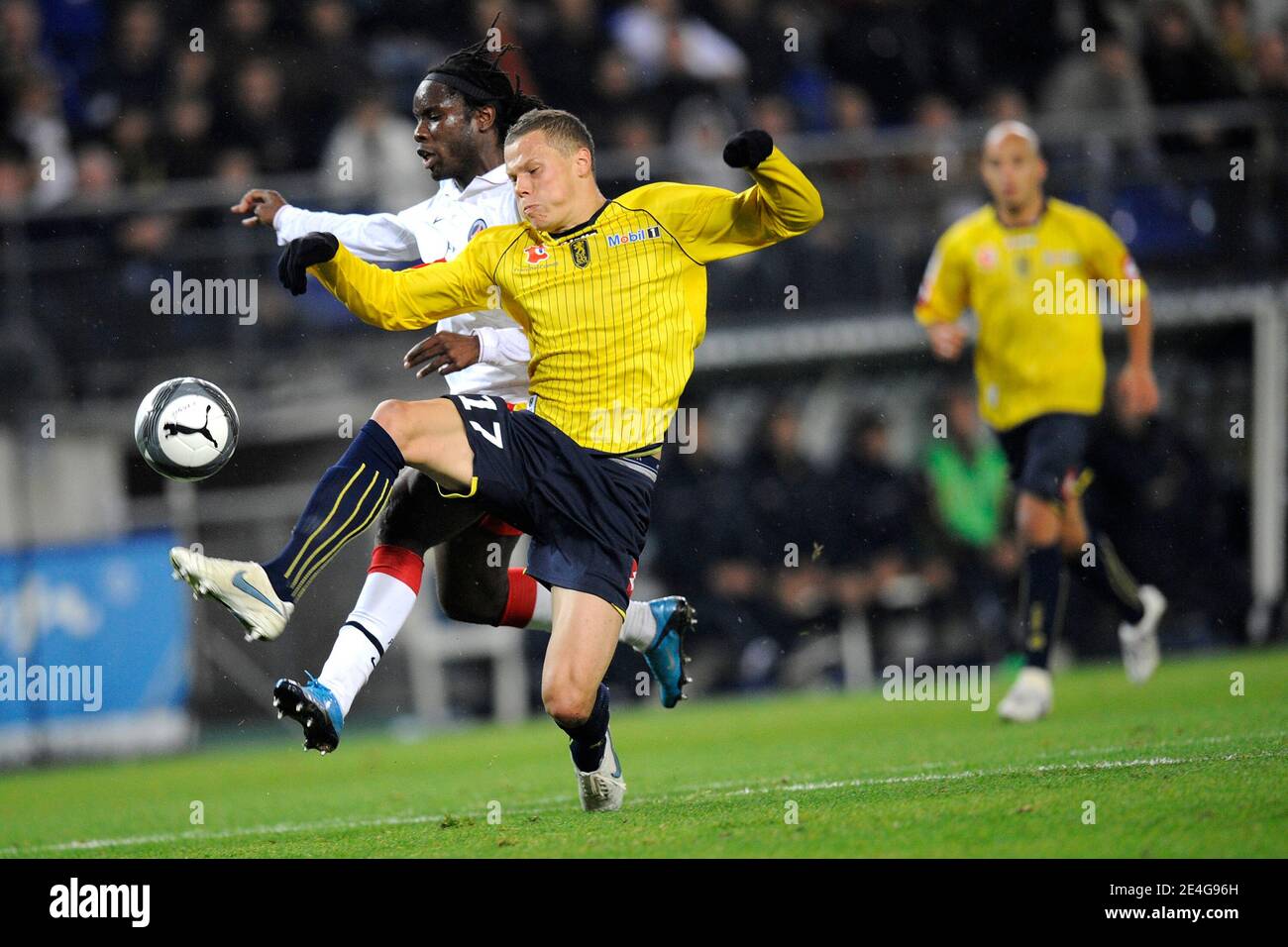 PSG's Peguy Luyindula during the French first League soccer match, FC Sochaux vs Paris Saint Germain in Sochaux,France on November 1st, 2009. PSG wins 4-1. Photo by Guillaume Ramon/Camelon/ABACAPRESS.COM Stock Photo
