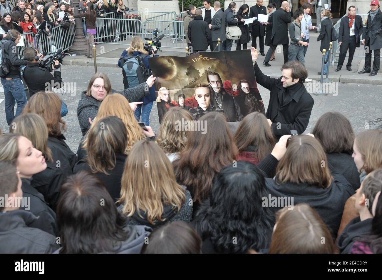 Director Chris Weitz and Actors Kristen Stewart, Taylor Lautner and Robert Pattinson wave to their fans after the photocall for the Chris Weitz's film 'The Twilight Saga: New Moon' at Hotel Crillon on November 10, 2009. Photo by Jeremy Charriau/ABACAPRESS.COM Stock Photo