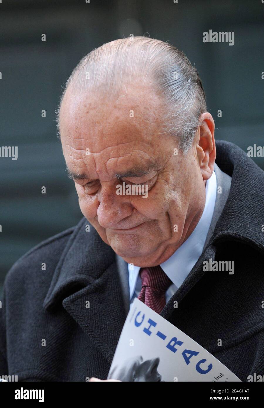 Former French President Jacques Chirac signs copie of his book 'Chaque pas  doit etre un but', as he arrives to his office in Paris, France on November  13, 2009. Photo by Mousse/ABACAPRESS.COM