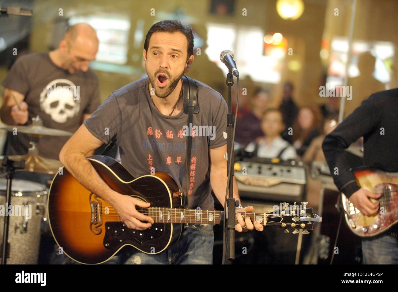 Gerald De Palmas performs live at the new Apple Store in Paris, France on  November 20, 2009. Photo by Giancarlo Gorassini/ABACAPRESS.COM Stock Photo  - Alamy