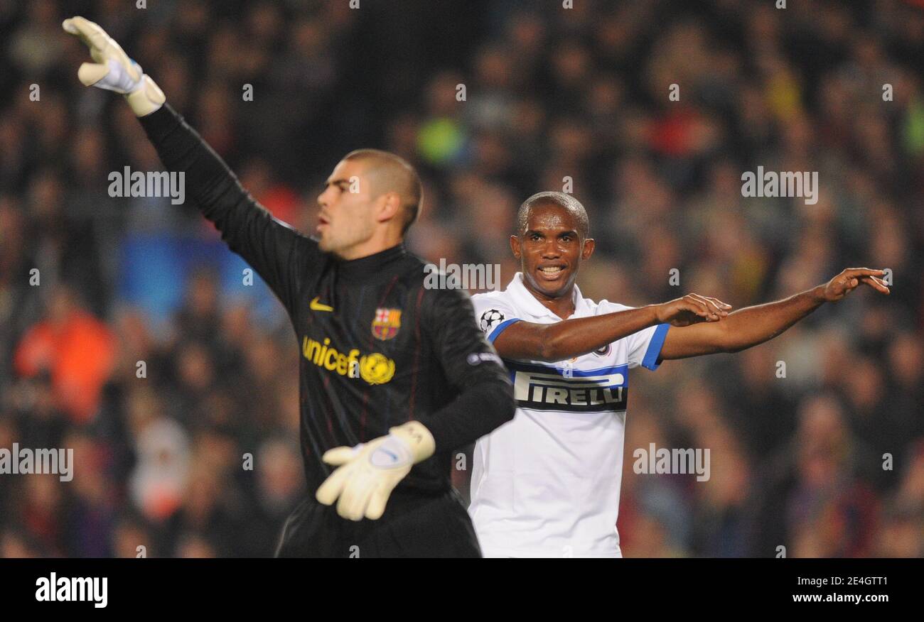 Barcelona's goal keeper Victor Valdes and Inter Milan's Samuel Eto'o during the UEFA Champions League, Group F, soccer match, Barcelona FC vs Inter Milan at Nou Camp stadium in Barcelona, Spain on November 24, 2009. Barcelona won 2-0. Photo by Christian Liewig/ABACAPRESS.COM Stock Photo