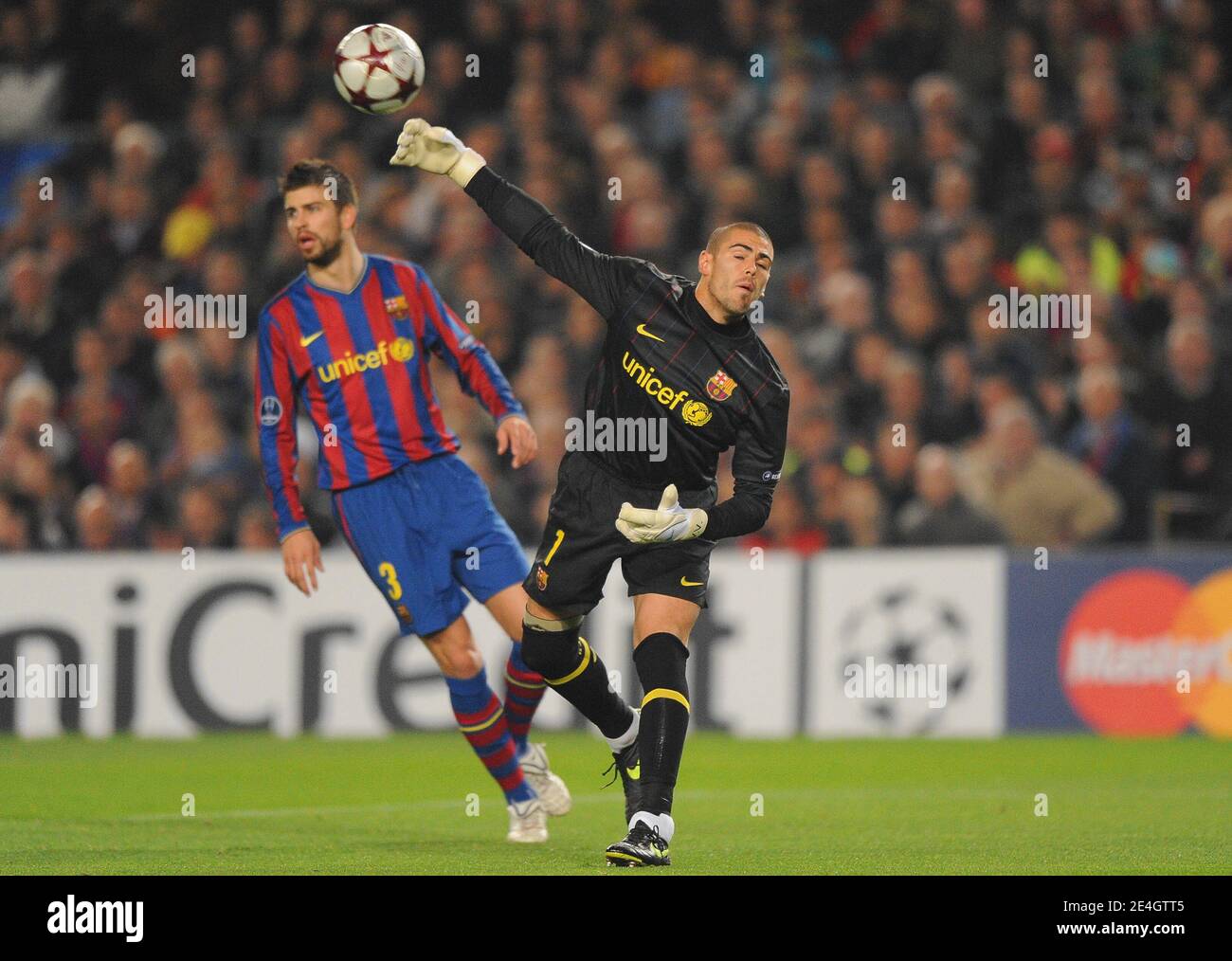 Barcelona's goal keeper Victor Valdes and Gerard Pique during the UEFA Champions League, Group F, soccer match, Barcelona FC vs Inter Milan at Nou Camp stadium in Barcelona, Spain on November 24, 2009. Barcelona won 2-0. Photo by Christian Liewig/ABACAPRESS.COM Stock Photo