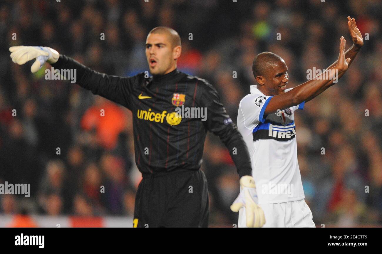 Barcelona's goal keeper Victor Valdes and Inter Milan's Samuel Eto'o during the UEFA Champions League, Group F, soccer match, Barcelona FC vs Inter Milan at Nou Camp stadium in Barcelona, Spain on November 24, 2009. Barcelona won 2-0. Photo by Christian Liewig/ABACAPRESS.COM Stock Photo