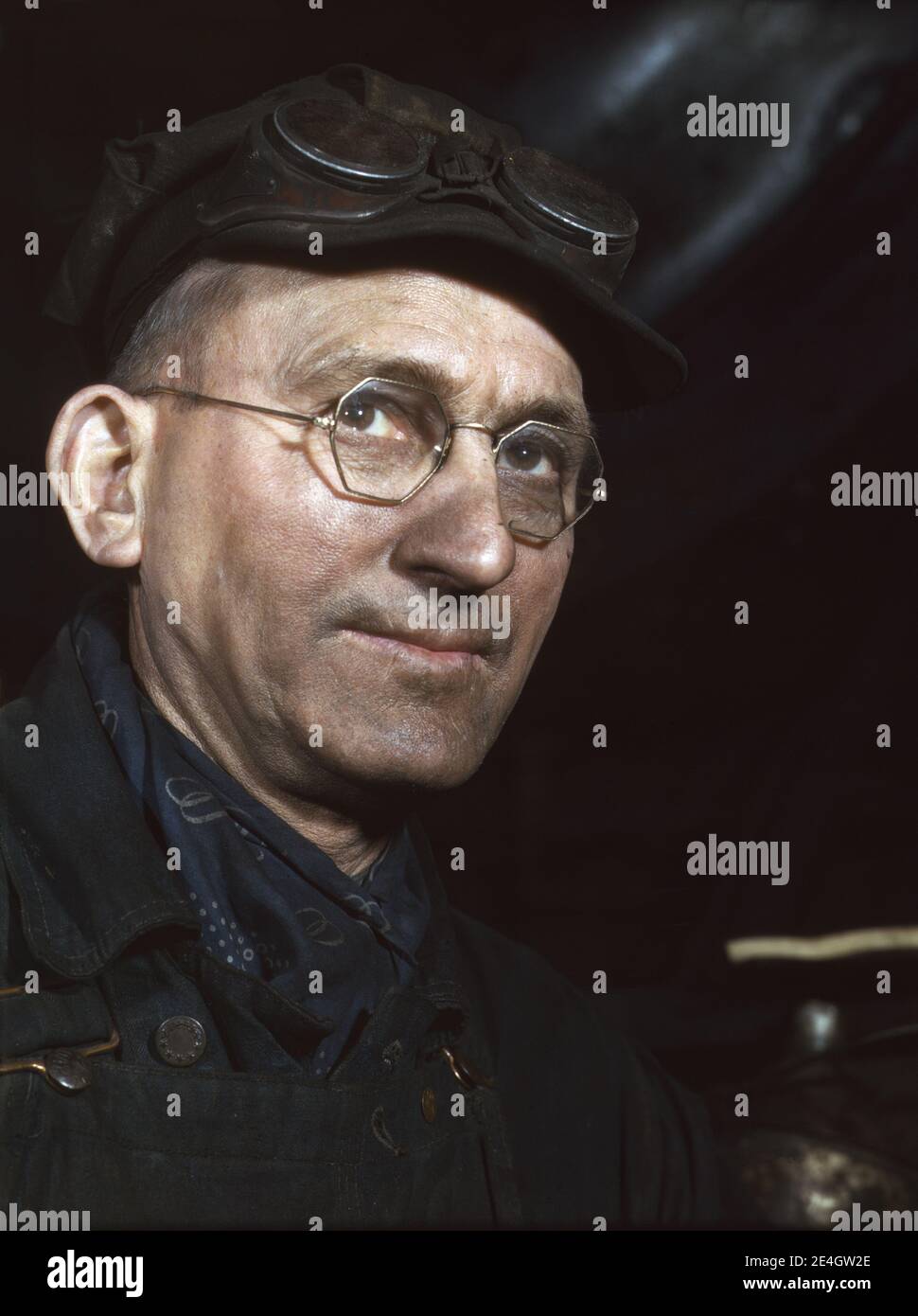 James Lynch, Roundhouse Worker, Proviso Yards, Chicago and North Western Railroad, Melrose Park, Illinois, USA, Jack Delano, U.S. Office of War Information, December 1942 Stock Photo