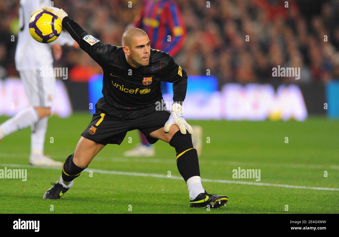 Barcelona's Victor Valdes during the Spanish First League Soccer Match, FC Barcelona vs Real Madrid at Nou Camp stadium in Barcelona, Spain on November 29, 2009. Barcelona won 1-0. Photo by Christian Liewig/ABACAPRESS.COM Stock Photo