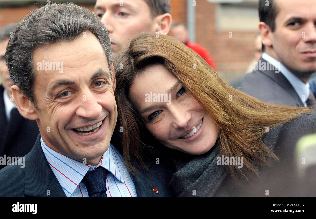 French President Nicolas Sarkozy (C) and French First Lady Carla Bruni-Sarkozy (C) pose after visiting a hospital in Creteil, near Paris France on December 22, 2009. Photo by Gerard Cerles/Pool/ABACAPRESS.COM Stock Photo