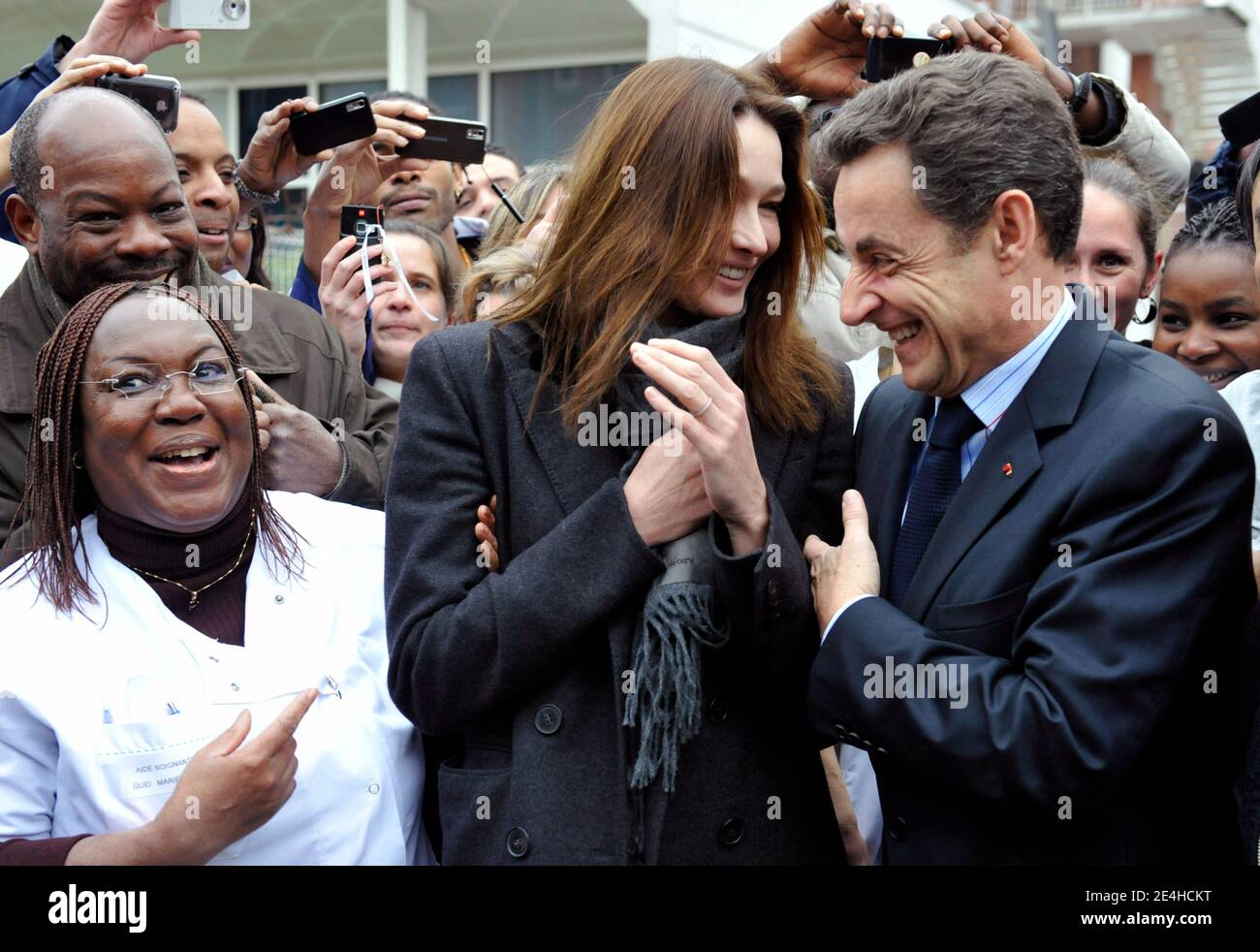 French President Nicolas Sarkozy (C) and French First Lady Carla Bruni-Sarkozy (C) pose after visiting a hospital in Creteil, near Paris France on December 22, 2009. Photo by Gerard Cerles/Pool/ABACAPRESS.COM Stock Photo