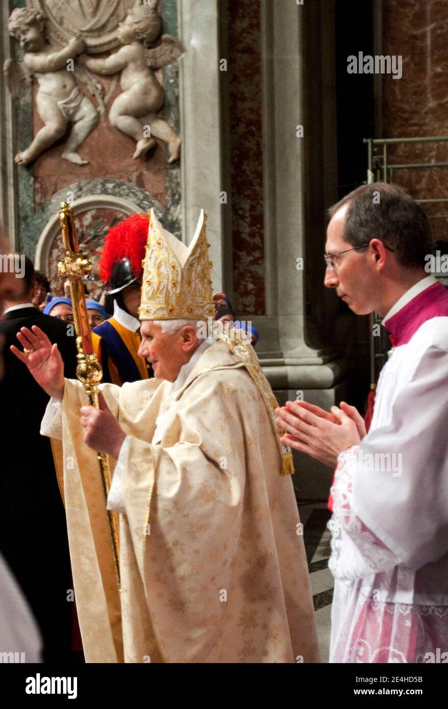 Pope Benedict XVI celebrates the Christmas night holy mass in St. Peter ...
