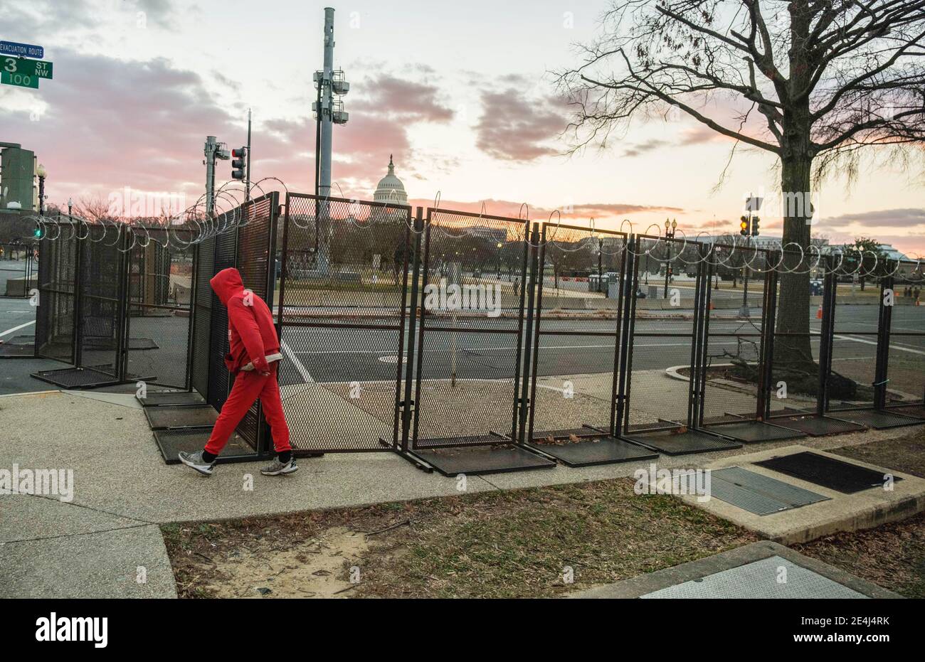 Capital Building Razor Wire Razor wire images hi-res stock photography and images - Alamy