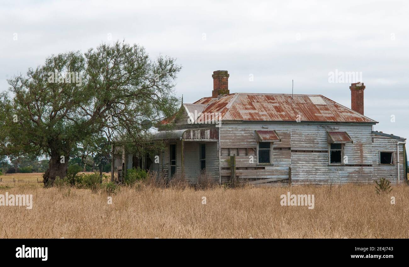 Dilapidated farmhouse cottage outside Yarram in the South Gippsland countryside of Victoria, Australia Stock Photo