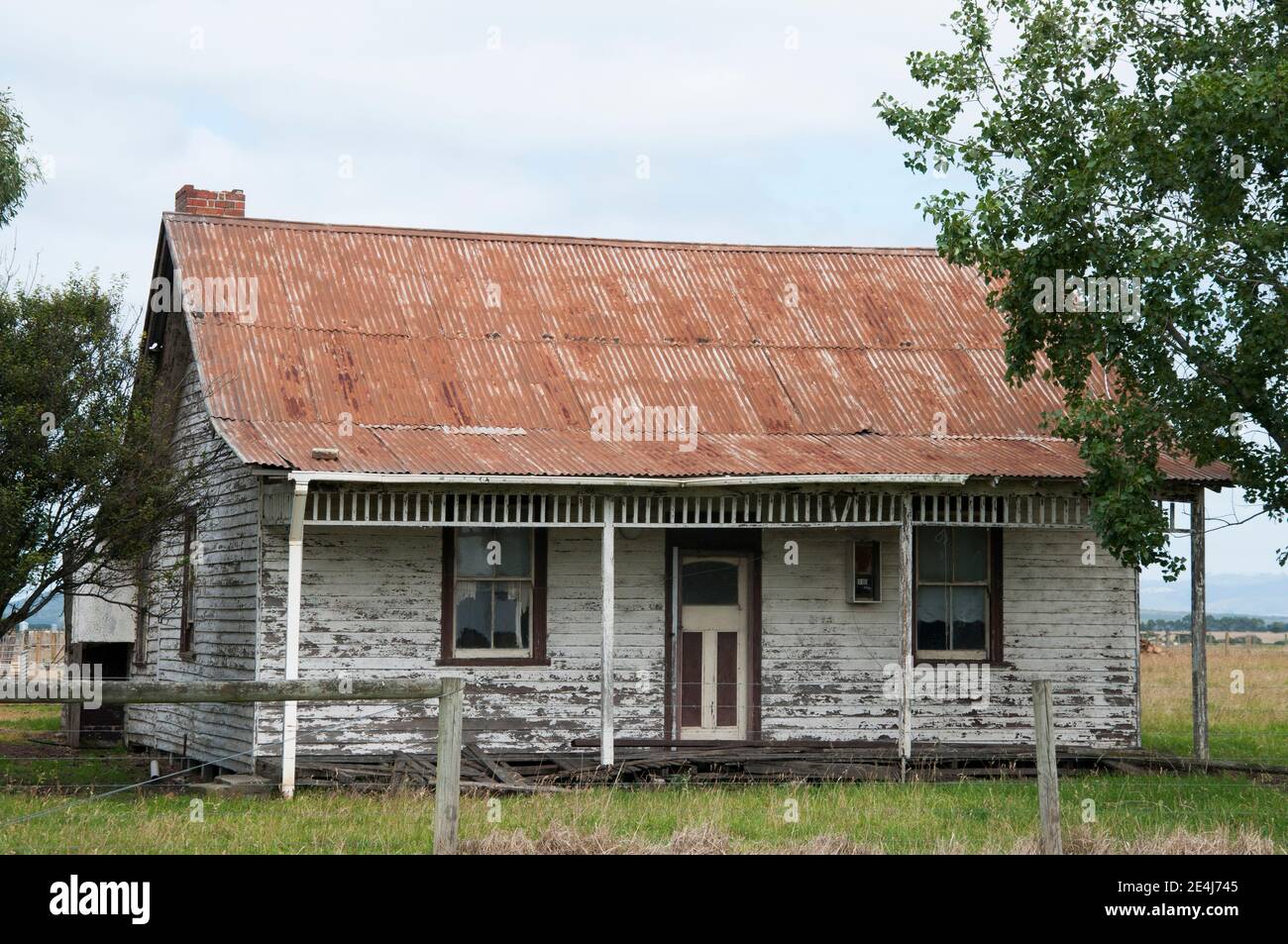 Dilapidated farmhouse cottage outside Yarram in the South Gippsland countryside of Victoria, Australia Stock Photo