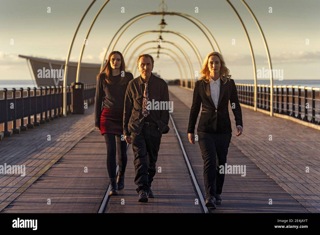 TIM ROTH, GENEVIEVE O'REILLY and ABIGAIL LAWRIE in TIN STAR (2017), directed by JUSTIN CHADWICK. Credit: KUDOS FILM AND TELEVISION / Album Stock Photo